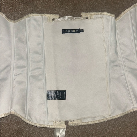 Cream Lace Corset Story Corset - Picture 4 of 5